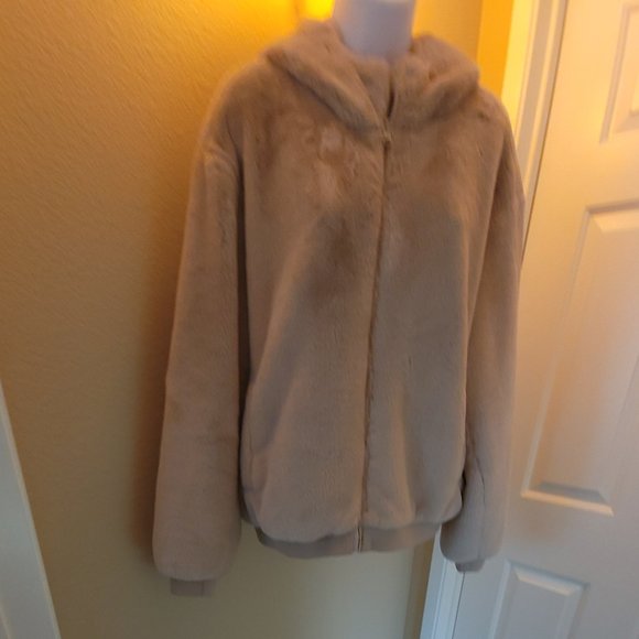 Blanc Noir   sheered faux furJacket  Super soft  NWOT 🤍🤍🤍🤍🤍✨ - Picture 7 of 13